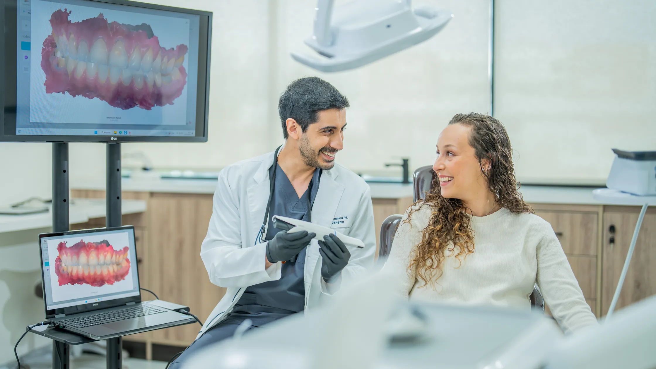 Evaluación de diseño de sonrisa con tecnología dental